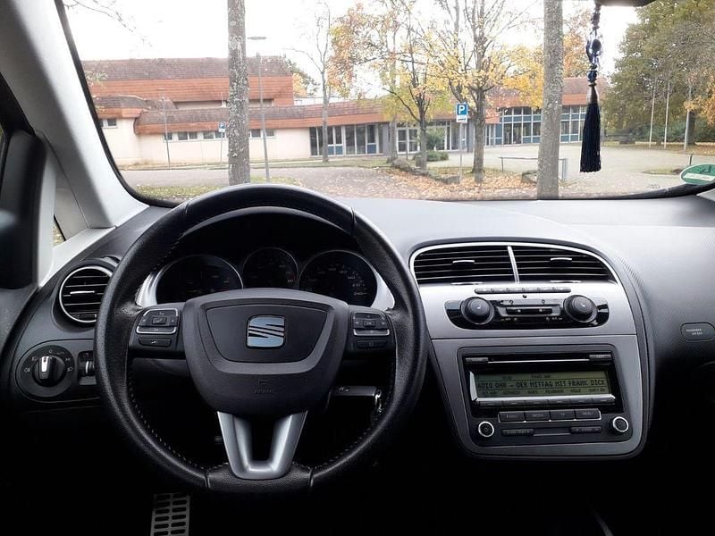 Grau Gebraucht 2014 Seat Altea XL 4You Van / Kleinbus | 7.990 € (Etwas zu teuer) - Bild 1/4