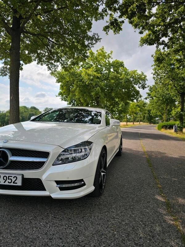Weiß Gebraucht 2013 Mercedes CLS350 AMG Limousine | 22.499 € (Fairer Preis) - Bild 1/4