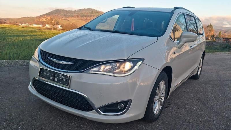 Gebraucht Chrysler Pacifica 291 PS (214 kW) 2017 Beige Van / Kleinbus