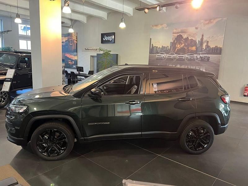 Neu Jeep Compass North 131 PS (96 kW) 2025 Grün SUV