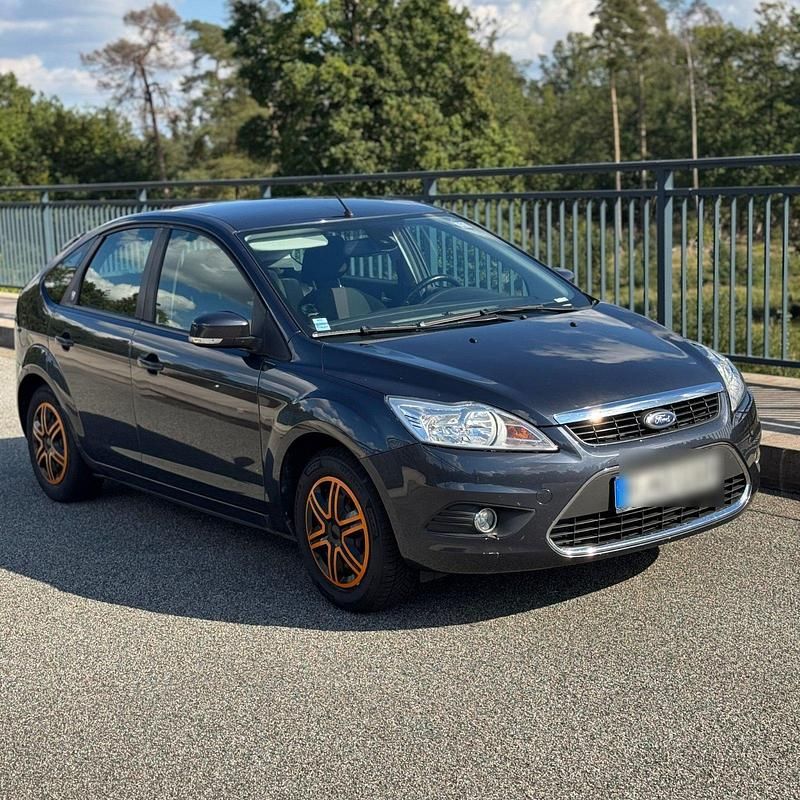 Grau Gebraucht 2010 Ford Focus Ghia Kleinwagen | 4.450 € (Fairer Preis) - Bild 1/4