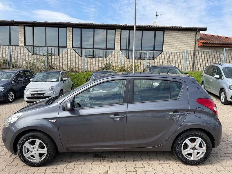Gebraucht Hyundai i20 Edition 77 PS (56 kW) 2011 Grau Kleinwagen