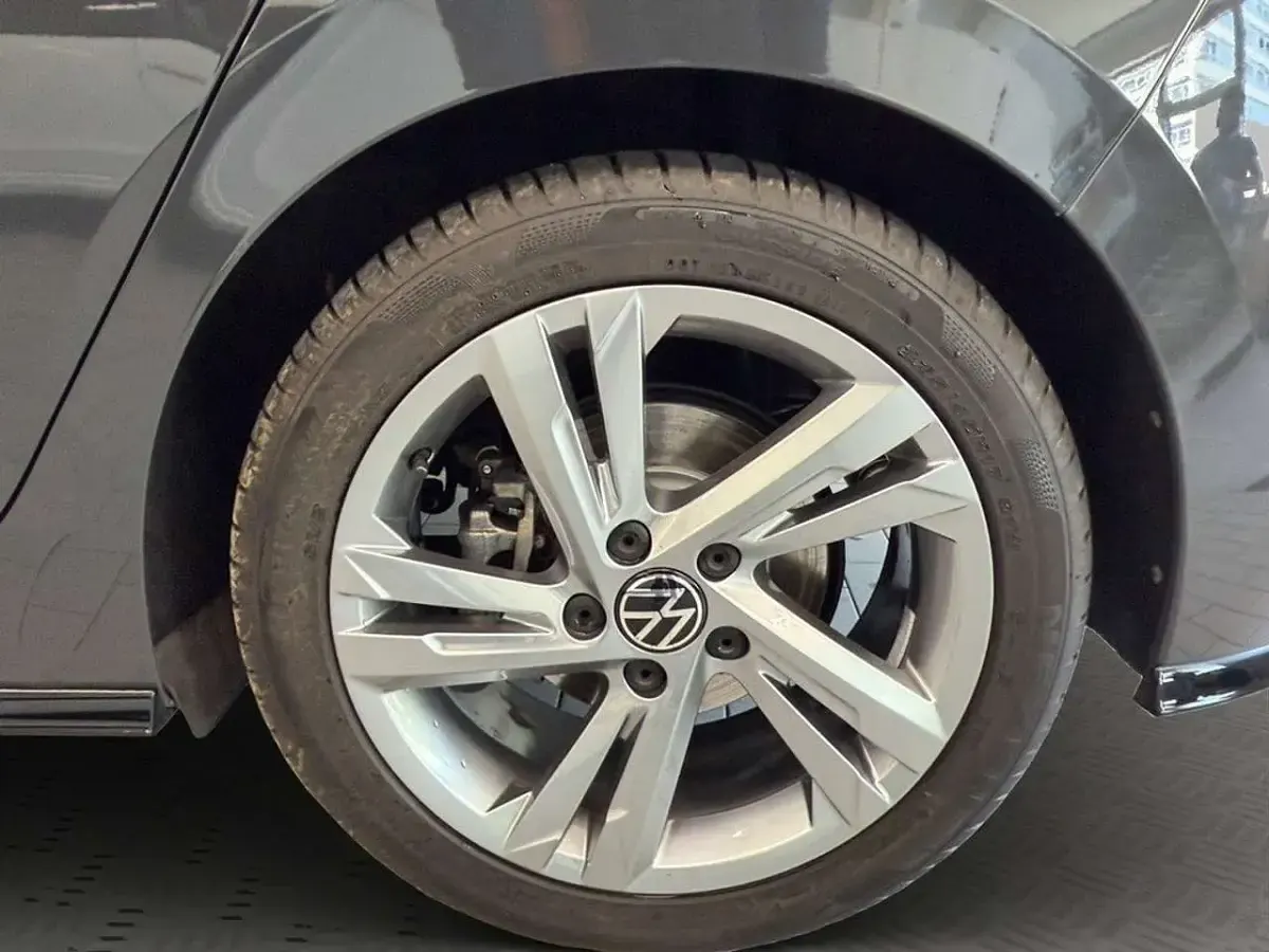 Gebraucht VW Golf VIII R-line 150 PS (110 kW) 2024 Grau Limousine