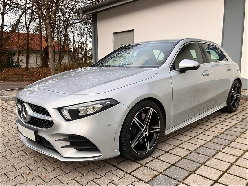Silber Gebraucht 2018 Mercedes A250 AMG line Limousine | 19.700 € (Guter Preis) - Bild 1/4