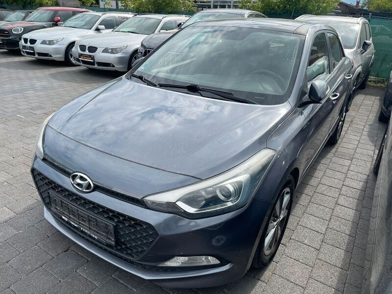 Grau Gebraucht 2017 Hyundai i20 Classic Limousine | 10.290 € (Fairer Preis) - Bild 1/4
