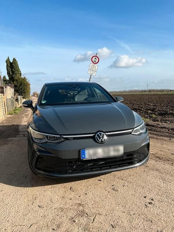 Grau Gebraucht 2023 VW Golf VIII R-line Limousine | 28.950 € (Fairer Preis) - Bild 1/4