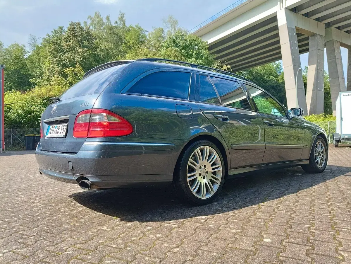 Usado Mercedes E220 Avantgarde 170 CV (125 kW) 2007 Negro Familiar