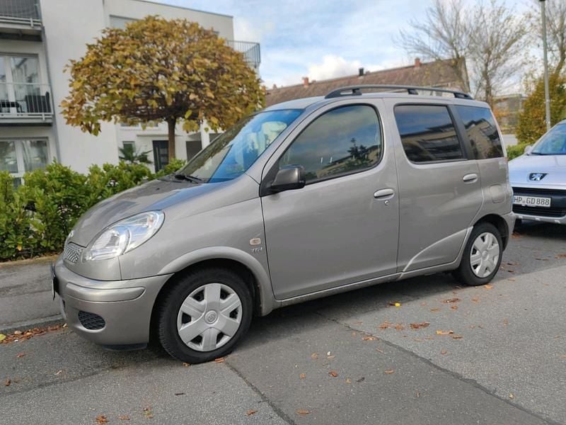 Grau Gebraucht 2004 Toyota Yaris Verso Van / Kleinbus | 1.300 € (Guter Preis) - Bild 1/4
