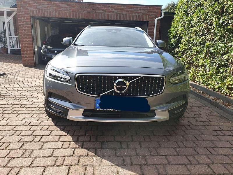 Silber Gebraucht 2018 Volvo V90 CC Pro Kombi | 33.900 € (Fairer Preis) - Bild 1/4
