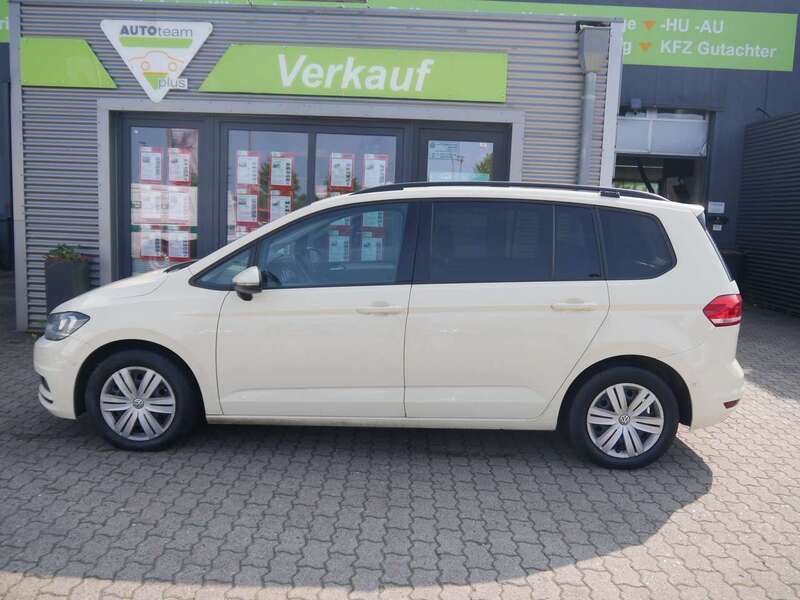 Hellelfenbein Gebraucht 2017 VW Touran Comfortline Van / Kleinbus | 6.099 € - Bild 1/4
