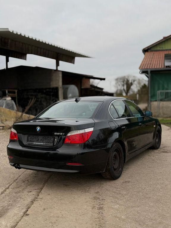 Gebraucht BMW 523 Exclusive 190 PS (139 kW) 2008 Schwarz Limousine