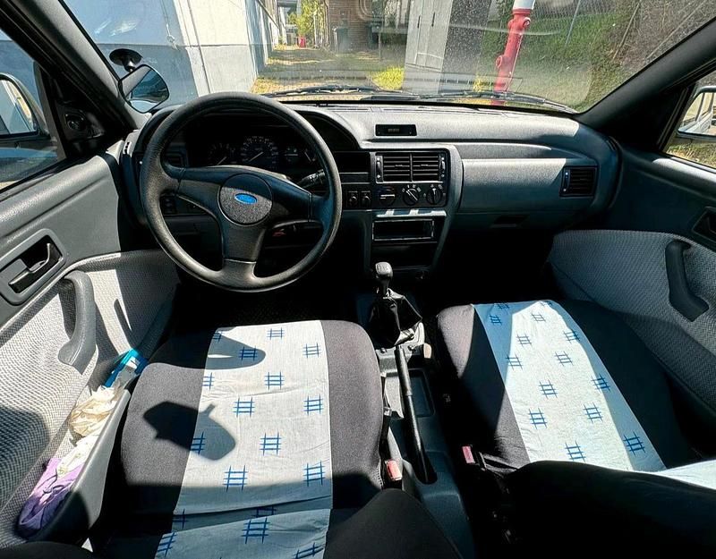 Używany Ford Escort 60 KM (44 kW) 1992 Srebrny Sedan/Limuzyna