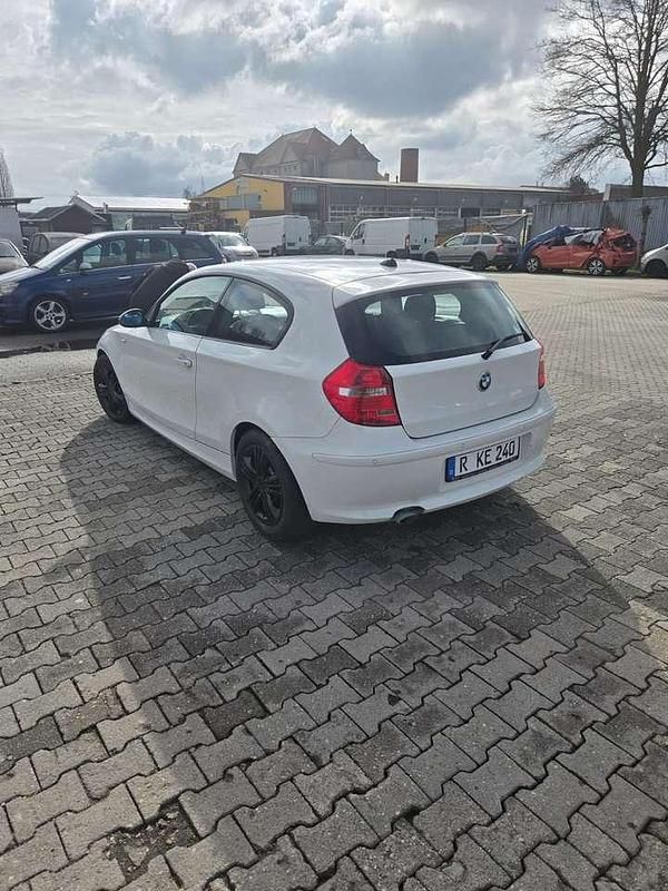 Gebraucht BMW 116 122 PS (89 kW) 2007 Weiß Kleinwagen