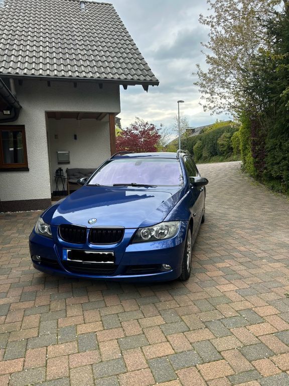 Blau Gebraucht 2007 BMW 320 Kombi | 6.250 € (Etwas zu teuer) - Bild 1/4