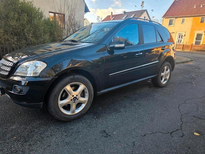 Gebraucht Mercedes ML320 224 PS (164 kW) 2008 Schwarz SUV