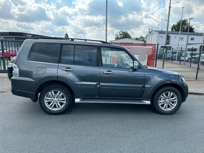 Grau Gebraucht 2015 Mitsubishi Pajero SUV | 15.500 € (Fairer Preis) - Bild 1/4