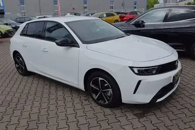 Gebraucht Opel Astra Edition 110 PS (80 kW) 2024 Arktisweiß Limousine