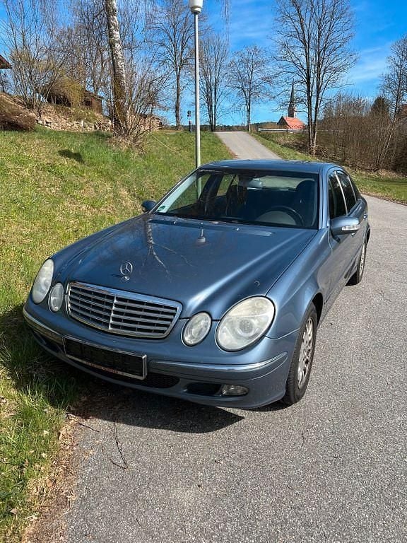 Gebraucht Mercedes E240 177 PS (130 kW) 2024 Blau Limousine