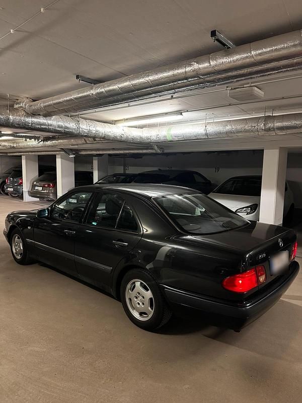 Gebraucht Mercedes E230 140 PS (102 kW) 1995 Schwarz Limousine