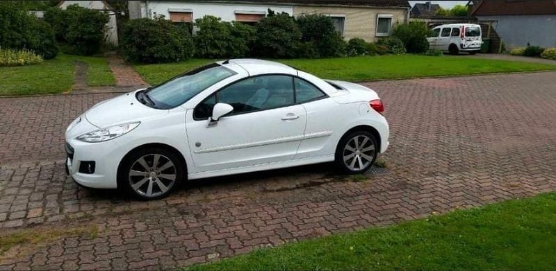 Weiß Gebraucht 2012 Peugeot 207 CC Roland Garros Cabrio | 5.700 € (Fairer Preis) - Bild 1/4