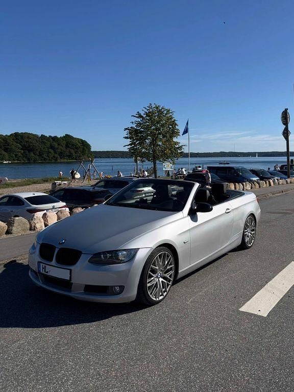 Silber Gebraucht 2008 BMW 320 Cabriolet Performance Cabrio | 11.000 € (Fairer Preis) - Bild 1/4