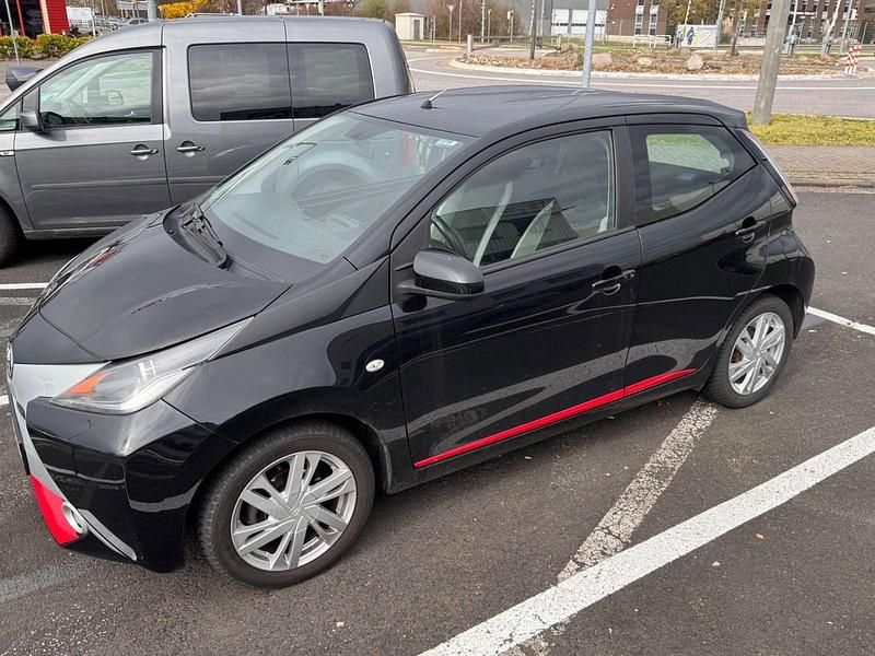 Gebraucht Toyota Aygo X-play 69 PS (50 kW) 2017 Schwarz Kleinwagen