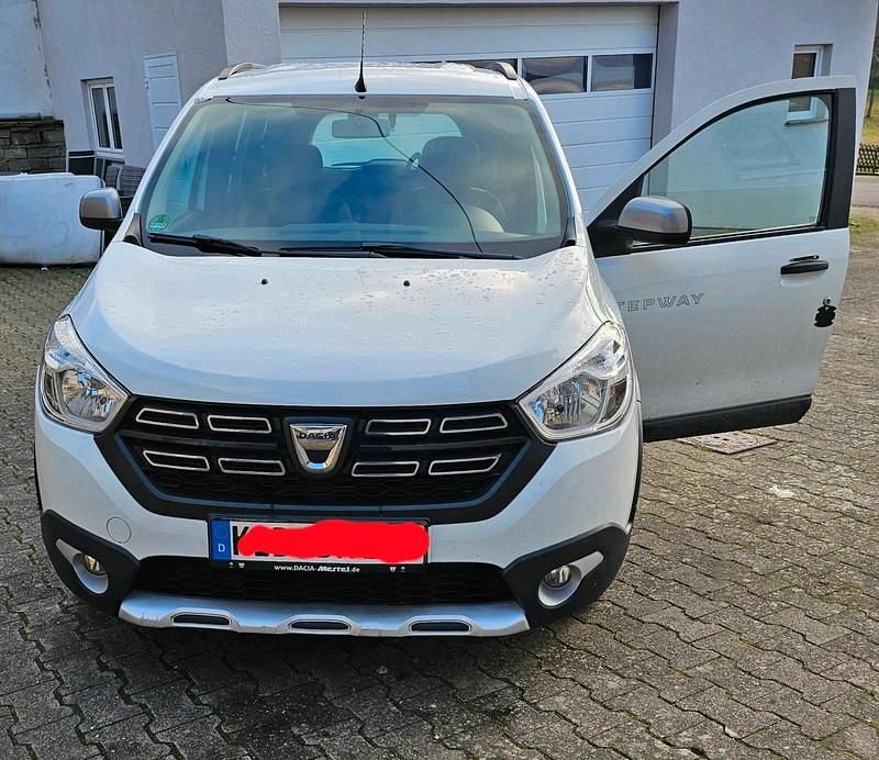 Weiß Gebraucht 2020 Dacia Lodgy Stepway Van / Kleinbus | 13.000 € (Fairer Preis) - Bild 1/4