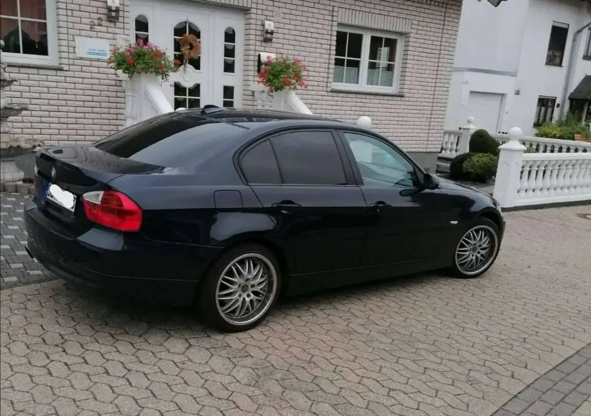 Gebraucht BMW 320 150 PS (110 kW) 2007 Blau Limousine