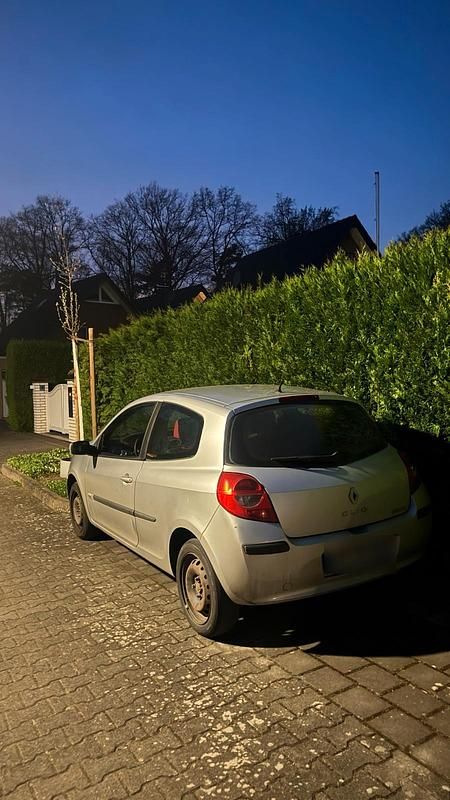 Gebraucht Renault Clio II 75 PS (55 kW) 2007 Silber Kleinwagen