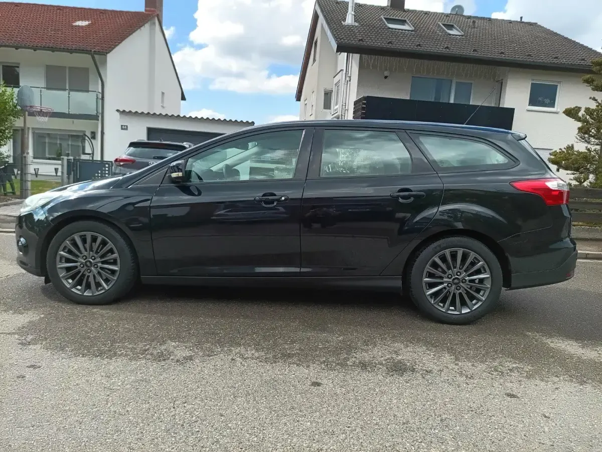 Gebraucht Ford Focus Champions Edition 116 PS (85 kW) 2011 Schwarz Kombi