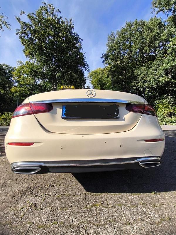 Gebraucht Mercedes E220 194 PS (142 kW) 2021 Gelb Limousine