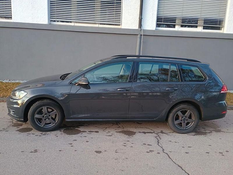 Gebraucht VW Golf VII Trendline 116 PS (85 kW) 2019 Grau Kombi
