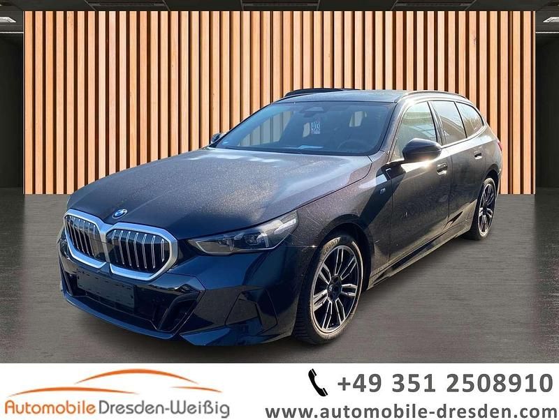 Schwarz schwarz (metallic) Gebraucht 2024 BMW 520 Comfort Edition Kombi | 49.980 € - Bild 1/3