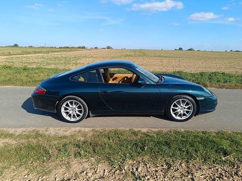 Grün Gebraucht 2004 Porsche 911 Carrera 4 Coupé | 33.500 € - Bild 1/4