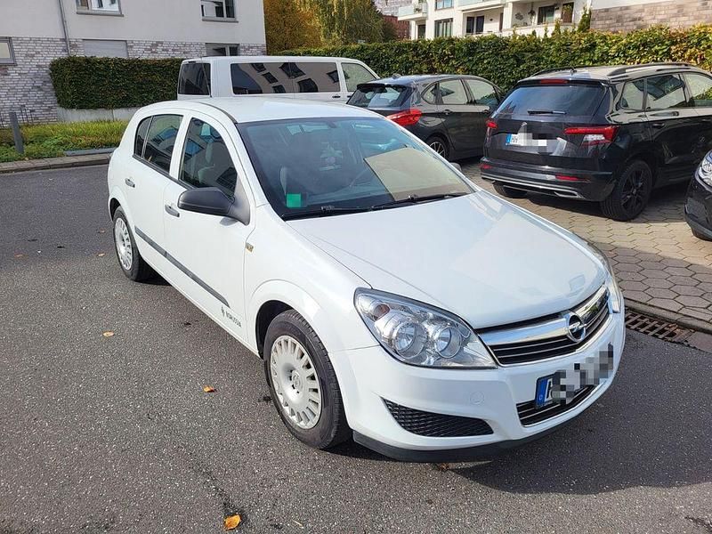 Weiß Gebraucht 2009 Opel Astra Edition Limousine | 2.999 € (Etwas zu teuer) - Bild 1/4