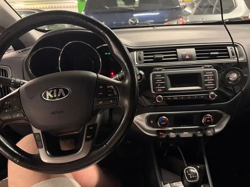 Gebraucht Kia Rio Spirit 90 PS (66 kW) 2014 Schwarz Limousine