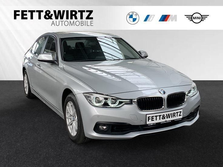 Grau Gebraucht 2018 BMW 318 Advantage Limousine | 19.490 € (Superpreis) - Bild 1/3