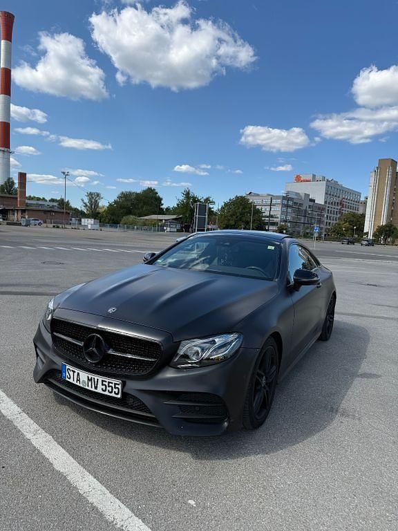 Weiß Gebraucht 2019 Mercedes E200 AMG line Coupé | 33.000 € (Etwas zu teuer) - Bild 1/4
