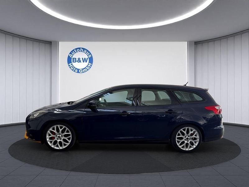 Używany Ford Focus Ambiente 101 KM (74 kW) 2014 Niebieski Sedan/Limuzyna
