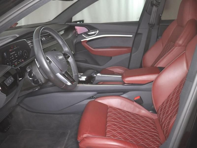 Second-hand Audi e-tron Ambiente 369 kW (503 CP) 2022 Negru SUV