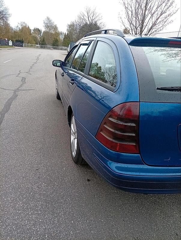 Second-hand Mercedes 200 122 CP (89 kW) 2004 Albastru Break