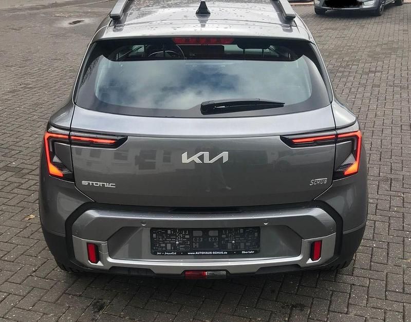 Neu Kia Stonic Silver 101 PS (74 kW) 2026 Grau SUV