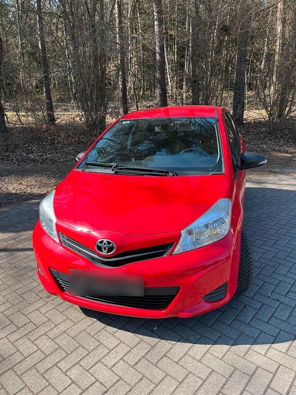 Gebraucht Toyota Yaris 70 PS (51 kW) 2012 Rot Kleinwagen
