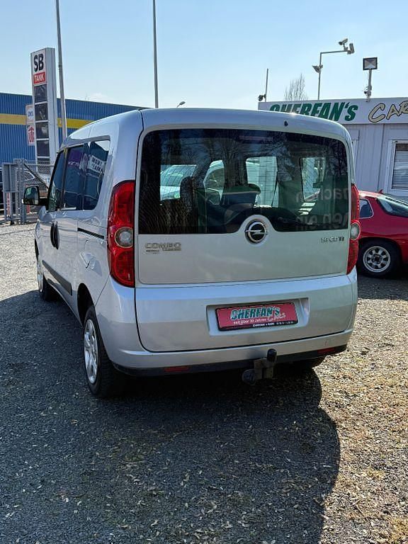 Gebraucht Opel Combo Selection 105 PS (77 kW) 2013 Silber Van / Kleinbus