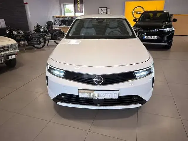 Gebraucht Opel Astra Elegance 131 PS (96 kW) 2023 Jade weiss/arktis weiss Kleinwagen