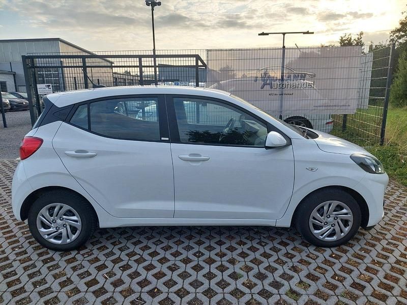 Gebraucht Hyundai i10 Select 84 PS (61 kW) 2020 Weiß Kleinwagen