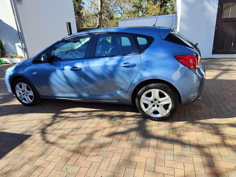 Gebraucht Opel Astra Edition 140 PS (102 kW) 2010 Blau Kleinwagen