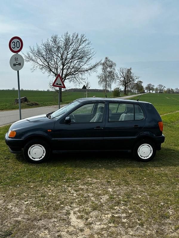 Usata VW Polo 50 CV (36 kW) 1997 Blu Utilitaria