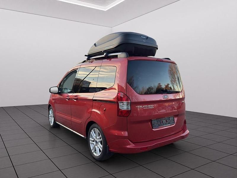 Gebraucht Ford Tourneo Courier Titanium 101 PS (74 kW) 2016 Rot Van / Kleinbus