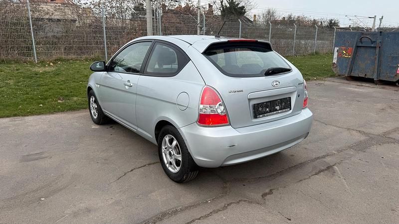 Gebraucht Hyundai Accent 97 PS (71 kW) 2007 Silber Limousine